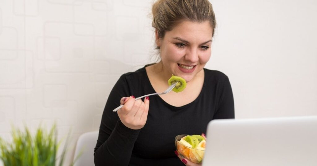 Miután bekerült szervezetünkbe az étel, apró részekre választódnak szét: ásványi anyagokra, vitaminokra, cukrokra, sókra, zsírokra és mérgező anyagokra is, utóbbit nem dolgozza fel, ezek kiválasztódnak.