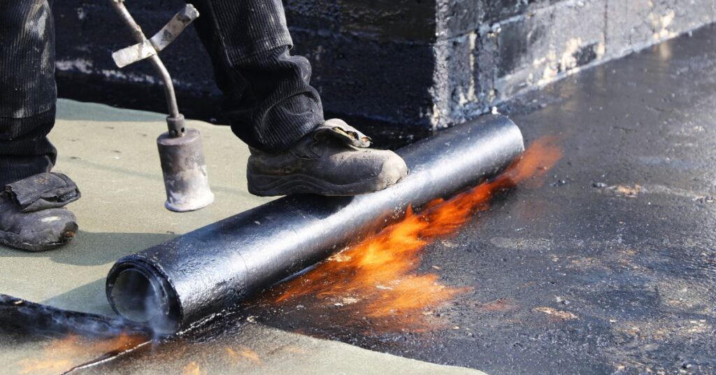 Ebben a cikkben áttekintjük a lapostető és a magas tető jellemzőit, előnyeit és hátrányait.