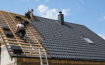 Tetőfedők dolgoznak egy modern családi ház új tetőszerkezetén – tetőfedés országosan